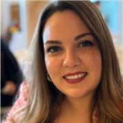 Graduada en Educación Primaria con mención en Pedagogía Terapéutica, especializada en apoyo educativo individualizado.